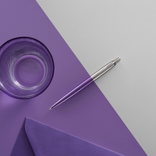 Шариковая ручка Parker "Jotter Victoria Violet Chrome CT", стержень:M, цвет чернил: blue в подарочной блистерной упаковке